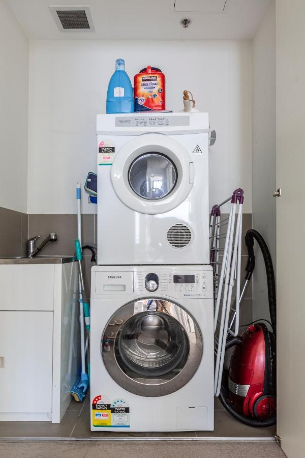 Light, Airy, Spacious Queens Road Apartment 멜번 외부 사진